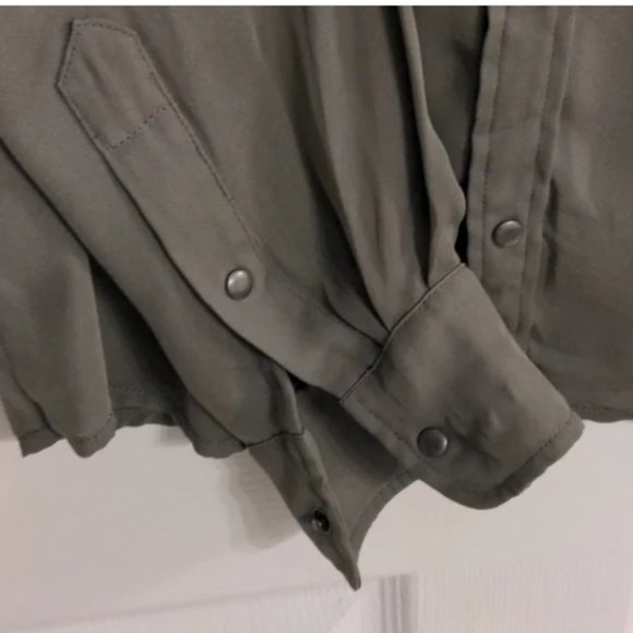 Joe's snap button down olive green blouse - Picture 4 of 5